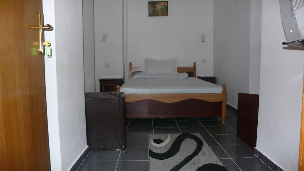 Hotel Uranus Bukarest Exterior foto