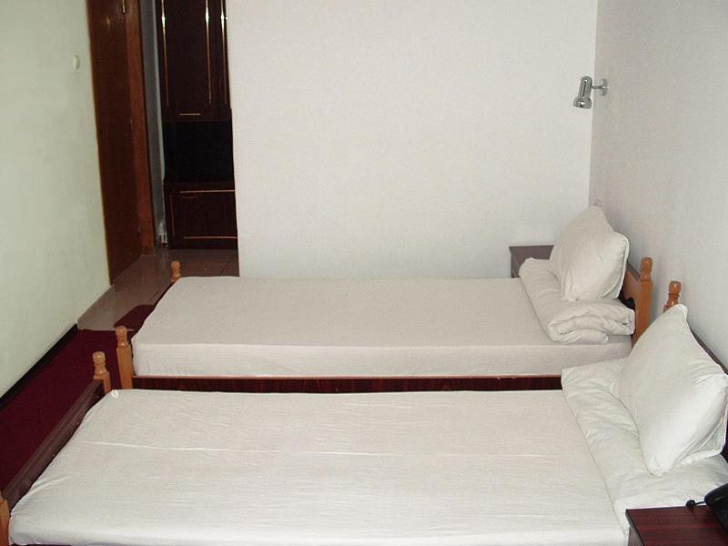 Hotel Uranus Bukarest Zimmer foto